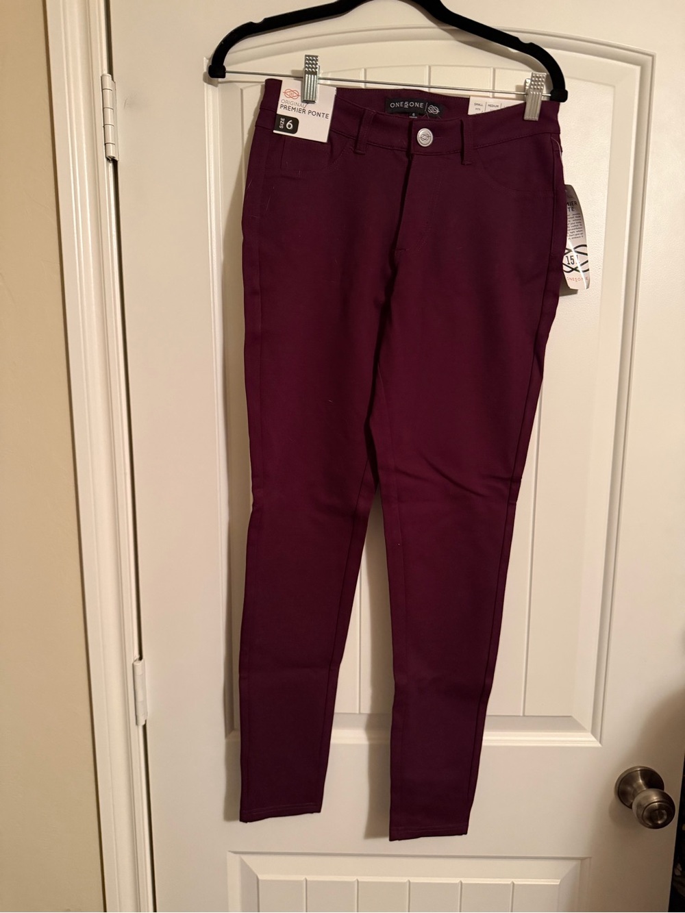 One5One Jodi Premier Ponte Skinny Pants Burgundy Size 6 NWT